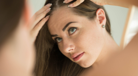 kobieta sprawdza stan swoich włosów